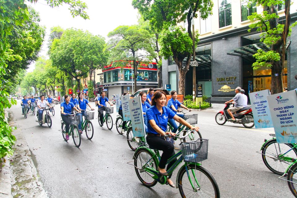 Đạp xe diễu hành qua các tuyến phố Hà Nội